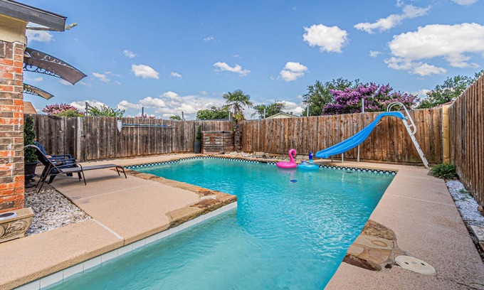 Garland House | Rare 3BR House - Pool, King Bed, and Grill in Garland