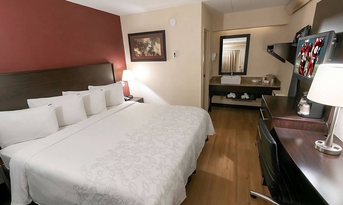 Secaucus House | Rare Find! Close to Empire State Building, Pet Friendly Property