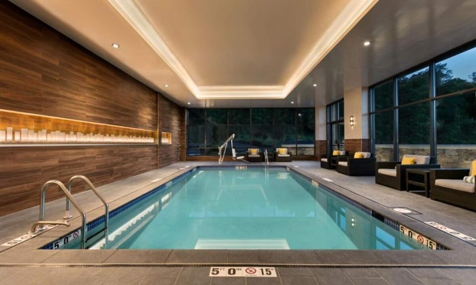 Berkeley Heights Hotel | Rare Find! Indoor Pool, Free Breakfast, Pet-Friendly Property, Parking Onsite!