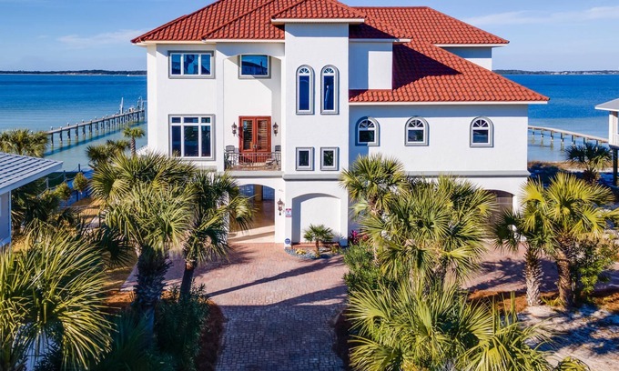 Villa Primera House | Rare Luxe Waterfront Find! Stay 4/25-4/28 or 6/14-6/21 |Huge Infinity Pool & Hot Tub |Golf Carts