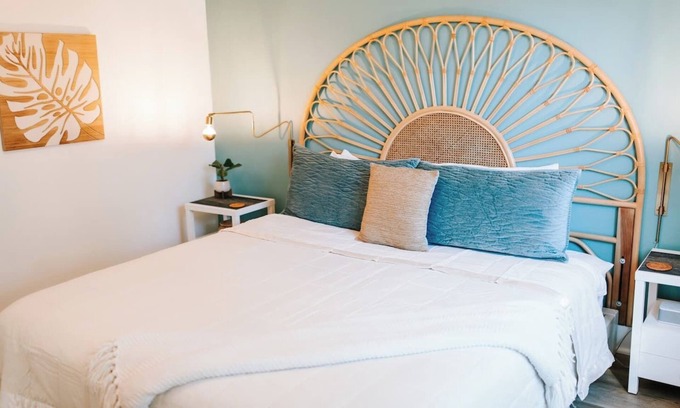 Downtown Dunedin Cottage | Rave Reviews Walk to Downtown Dunedin & Waterfront Pets Ok -Barefoot Parrot 1