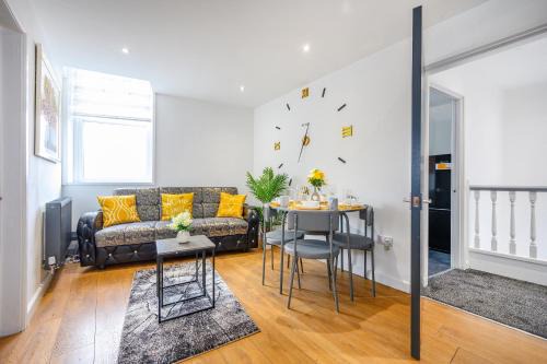 Leeds House | -RC83- For your relaxed,Cosy stay,Free Parking