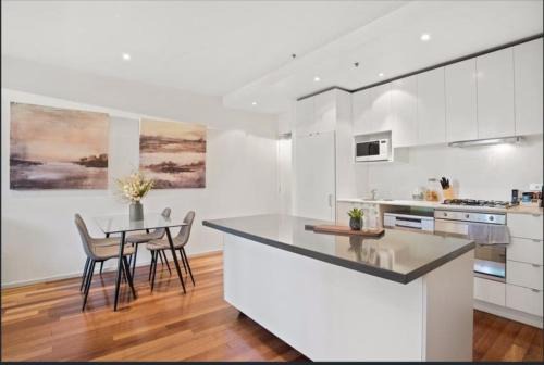 Melbourne Central Business District Apartment | Readyset Apartments at Liberty