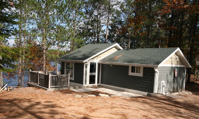 Land O Lakes Cottage | Recently Renovated Lake View Cottage
