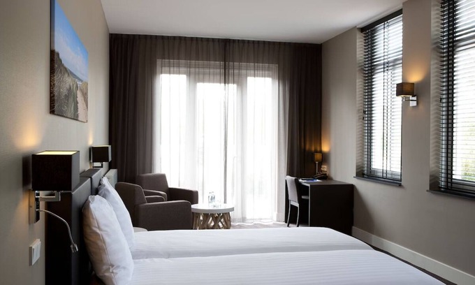 Ouddorp Hotel | Recharge Near the Ocean with Comfort! Free Breakfast, Balcony, Parking!