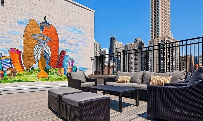 Downtown Chicago Hotel | Recharge & Relax! Three Comfortable Units for Group Travel Near Willis Tower