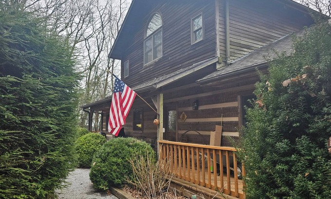 Highlands Cabin | Reconnect with nature in this cozy, dog-friendly mountain retreat with Views
