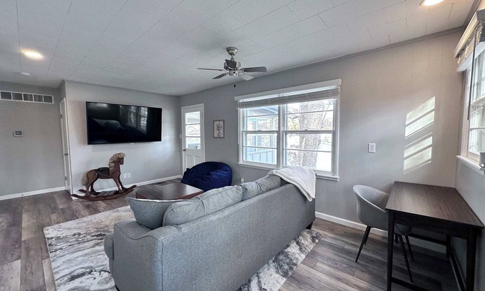 Sunrise Beach House | Red Deer Cabin - Stay for 8!