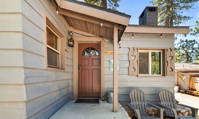 The Village Cottage | Red Fox Sudio Pet Friendly Convenient Location