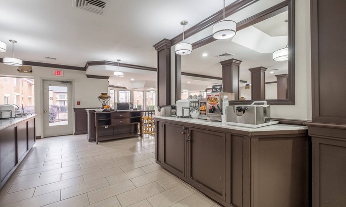 Ashley Oaks Hotel | Red Roof Inn PLUS+ & Suites Knoxville West-Cedar Bluff