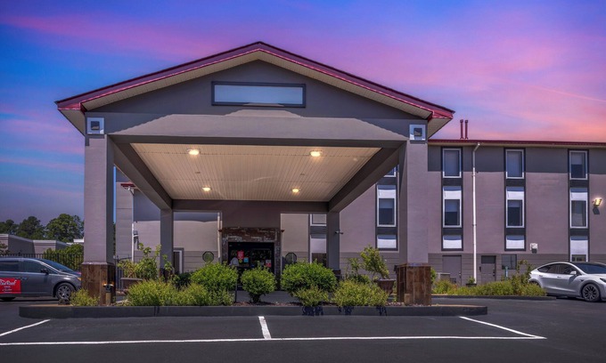 Clinton Hotel | Red Roof Inn & Suites Clinton, MS