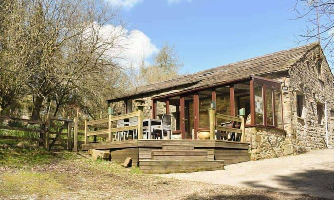 Hawes House | Red Squirrel Haven 2BR House - Sleeps 4 - Parking