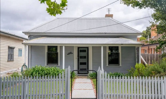 Redan Cottage | RED007 · The Country Cottage: Leafy Ballarat Hideaway