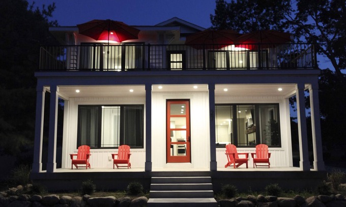Douglas House | REDBUD HOLIDAY HOUSE: Spacious, Modern Home–Sleeps 14 Plus Incredibly Walkable!
