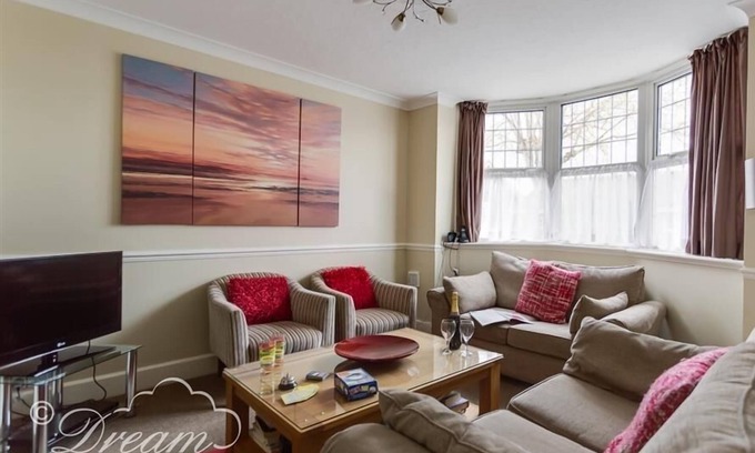 Weymouth Cottage | REDCLIFF VIEW LODGE, family friendly, with a garden in Weymouth