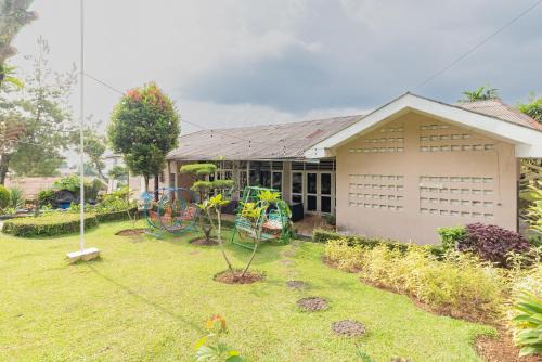 Cisarua Hotel | RedDoorz at House Of Dirga Cisarua Puncak