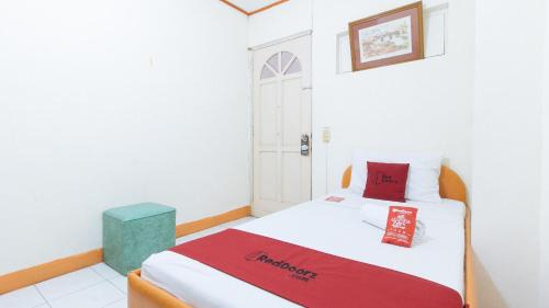 Las Pinas Hotel | RedDoorz @ Malibu Room BF International Las Pinas