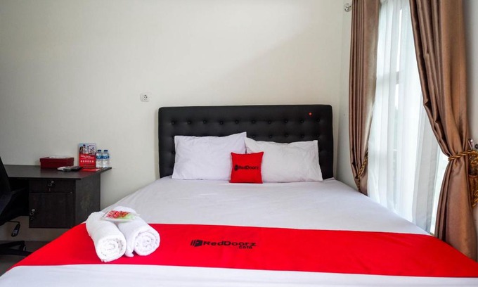 Depok Hotel | RedDoorz Syariah near RS Hermina Yogyakarta