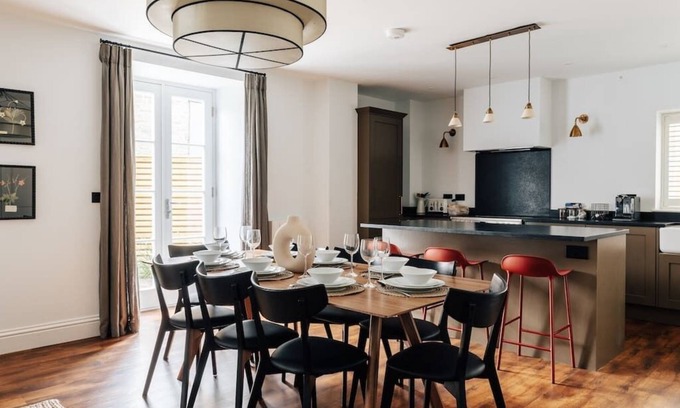 Bristol Apartment | Redland Apartments - Sleeps 12