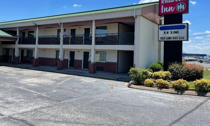 Lawrenceburg Hotel | REDWOOD INN