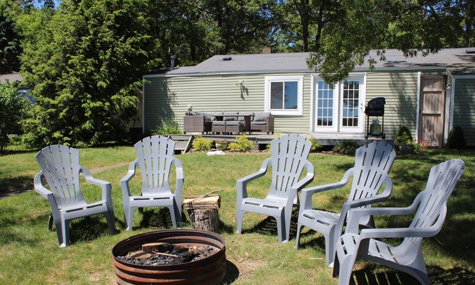 Manistee Cottage | 🌾Reeds on Bar Lake🌾 Relaxing Waterfront Cottage