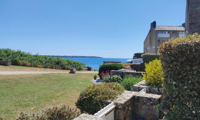 Arzon Apartment | REF 047 - Bel appartement moderne pour six personnes avec vue mer plage à pied KERJOUANNO ARZON