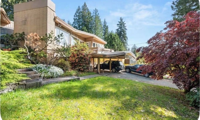 Upper Lonsdale House | Refined North Shore 3BR Retreat