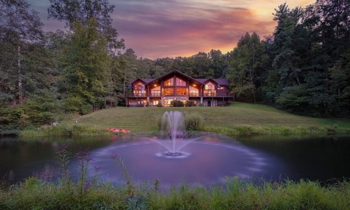 Mill Hall Cabin | Reflection Ridge an Epic Mountain Cabin w/Pickleball, Sauna, Theatre, Golf-Sim, Pond & Hot Tub