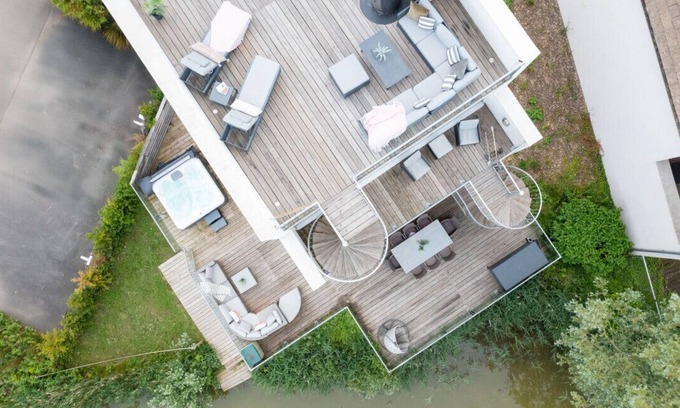 Malmesbury Villa | Reflections - HM77 - HOT TUB - Lakeside Spa