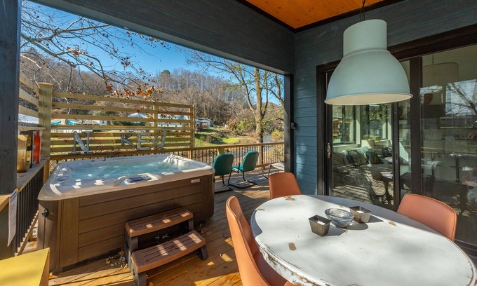 Old Fort House | Reflections on Mill Creek | Hot Tub & Walking Distance to Old Fort!