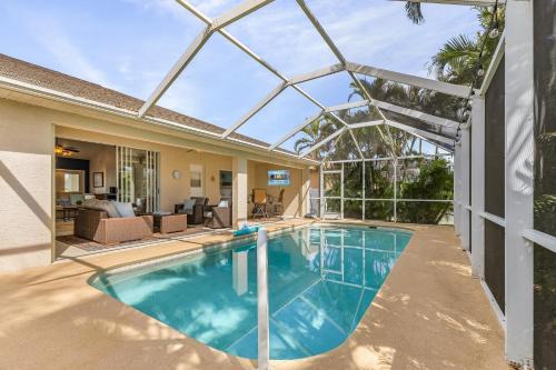Pelican House | Refreshing Escape, Heated Pool, Pets Welcome - Sunshine Daydream - Roelens