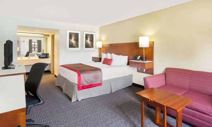 Cedar City Hotel | Refreshing Stay Near Zion National Park w/Poolside Access! Free Breakfast!
