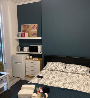 Seven Kings House | Rehman House GROUND FLOOR Studio 2 EXCLUSIVE USE OF PRIVATE BATHROOM & FREE PARKING