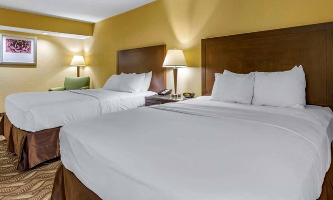 Roswell House | Relax and Recharge! 4 Comfortable Units, Free Breakfast, Free Parking