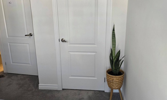 Airport Road Business Centre House | Relax and Recharge ! Cheerful Home away from Home , 15 min from the airport