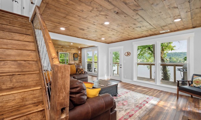 Bentonville House | Relax and Unwind at River Front Oasis w/Hot Tub