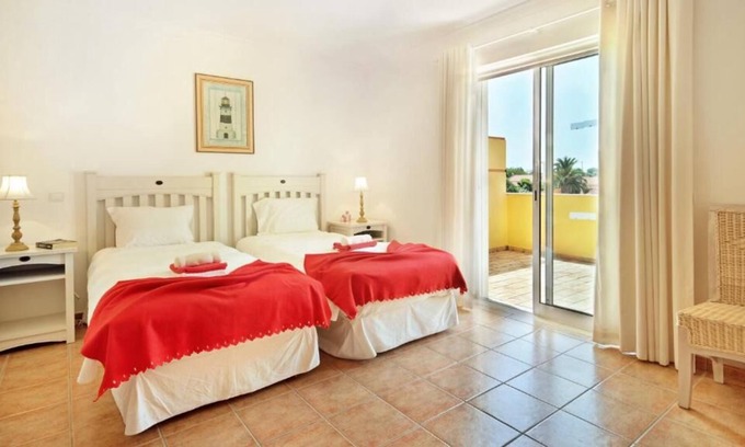 Meia Praia House | Relax and Unwind! Full Kitchen, 2 Swimming Pool, Free Parking, Near Meia Beach!