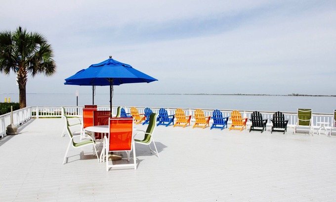 Rocky Point Hotel | Relax and Unwind! Kitchen, Outdoor Pool, Parking, Near Henry B. Plant Museum!