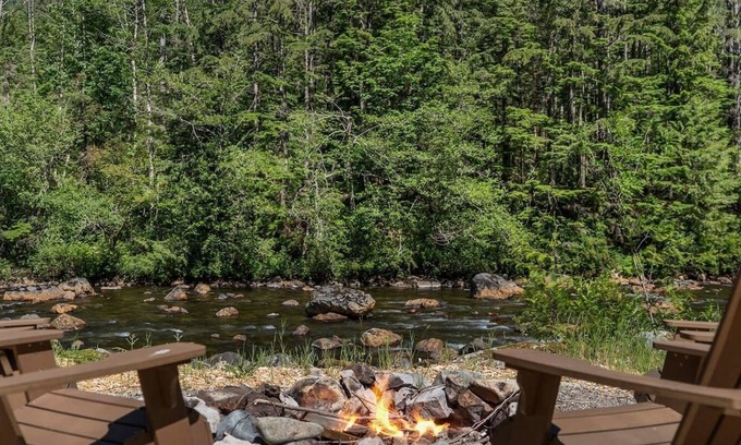 North Bend Cabin | Relax at this Peaceful 1 bedroom cabin on the river