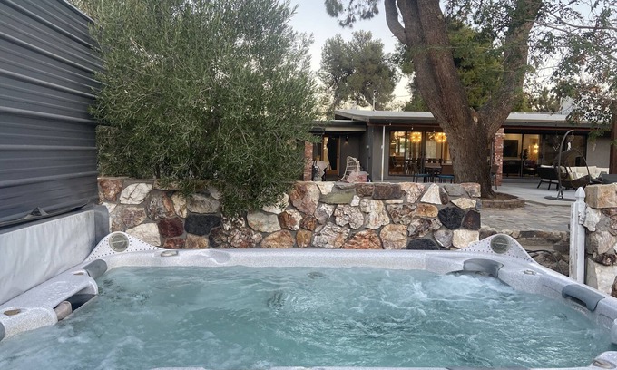 Yucca Valley House | Relax by the Waterfall *Sanctuary in the Desert* 10 min to JTNP