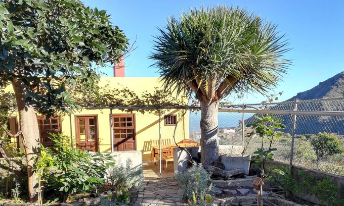 Buenavista del Norte Cottage | Relax, hiking, views and nature in the Rural Park of Teno. Garden and free WiFi.