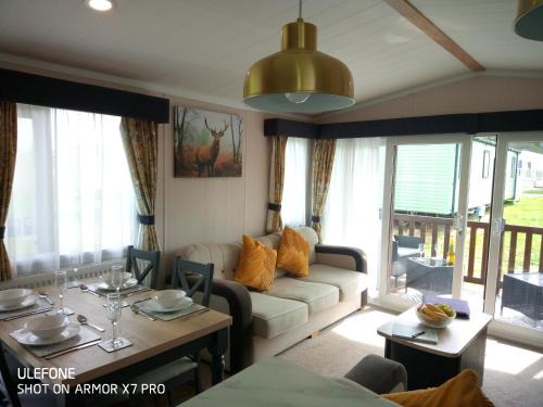 Hopton Apartment | Relax in Stag Lodge at Caldecott Hall Park Norfolk 4 berth Undercover Terrace