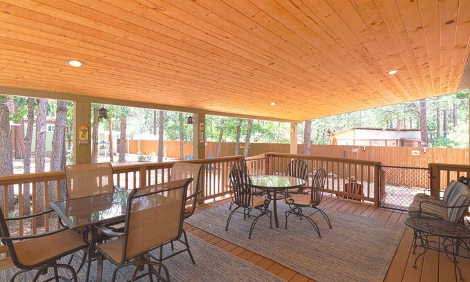 Pinetop House | Relax in your cozy home in the woods. Pets Welcome. Book long-term and save!