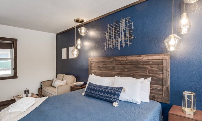 Prescott Hotel | Relax & Refresh | Free Parking & Extra Vanity