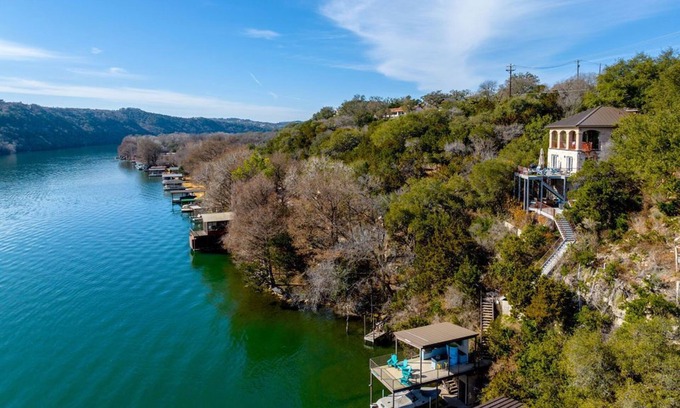 Oak Shores On Lake Austin House | Relax, Unwind & Play: Fire Pit, BBQ, Billiards & Lake Fun, 30 Mins from Austin