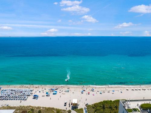 Hollywood South Central Beach Apartment | Relax with Ocean Views & Fresh Sea Breeze