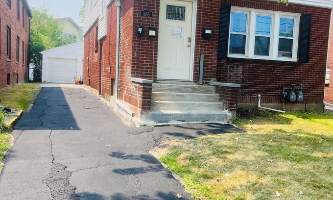 North Buffalo Apartment | Relax with Peaceful Superb 3-bedroom apartment 2Fl with AC in Tonawanda Town