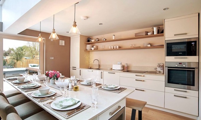 Hythe House | Relaxed Luxury by the Sea with Hot Tub!
