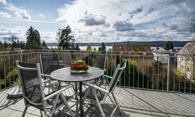 Ueberlingen Apartment | Relaxed peace above the rooftops in Überlingen West with a view of Lake Constance