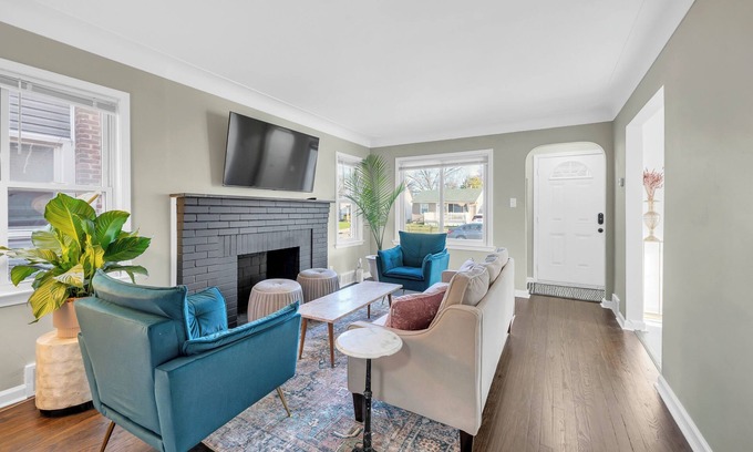 Royal Oak House | Relaxing 3 bdrm, 2 br home with spacious master suite, soaking tub & game room